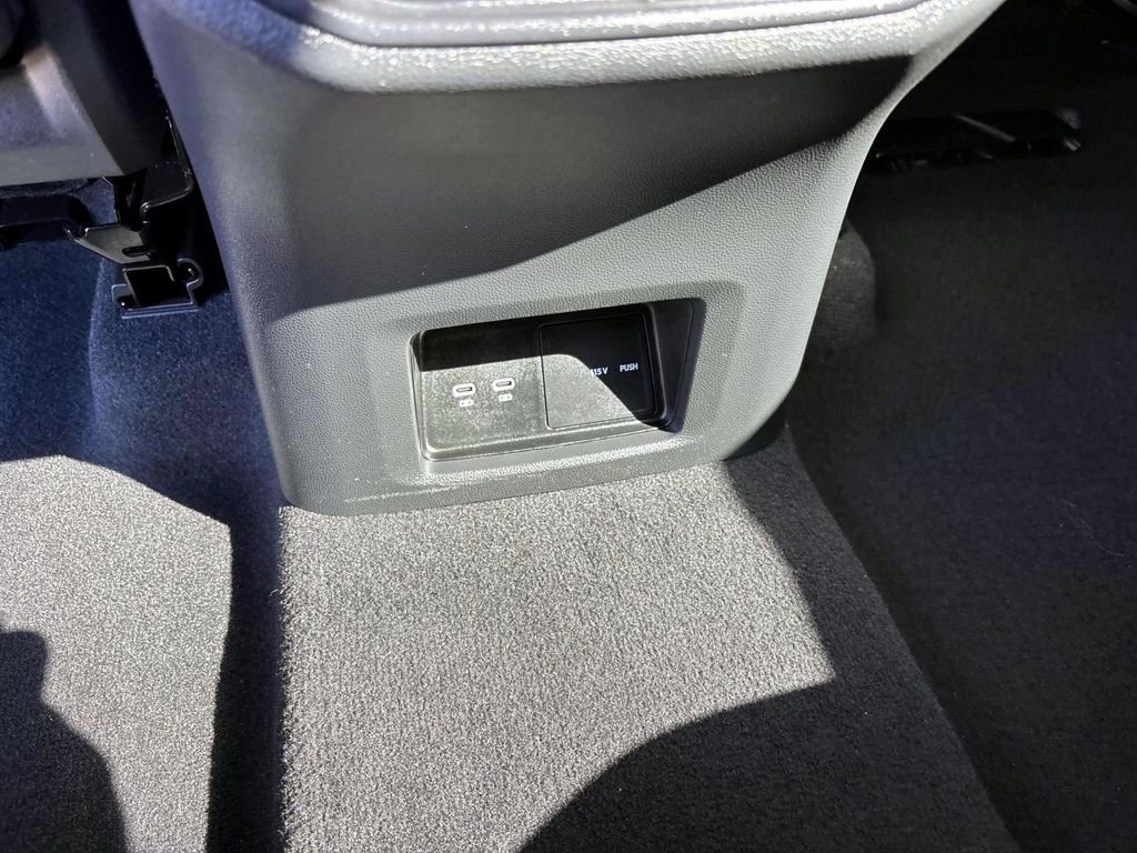 Used 2025 Volkswagen Atlas SE image 34