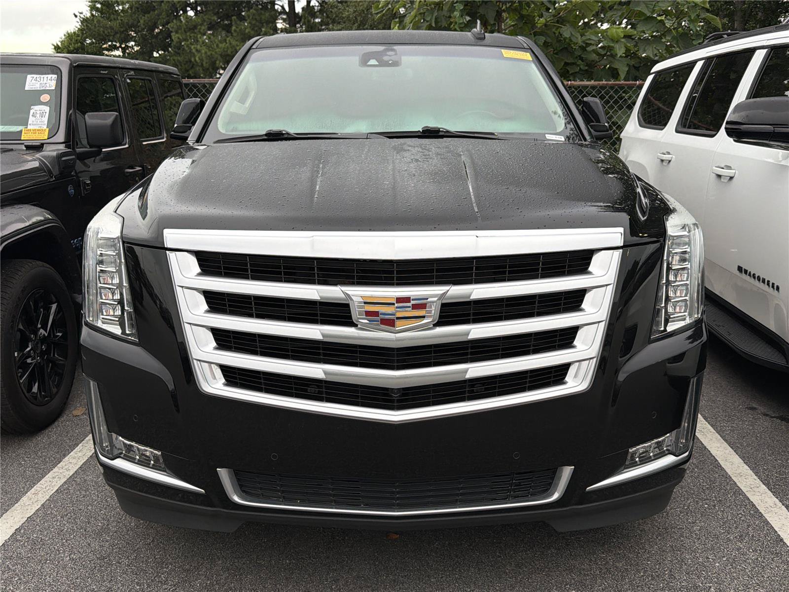 Used 2019 Cadillac Escalade Luxury AWD/4WD image 2