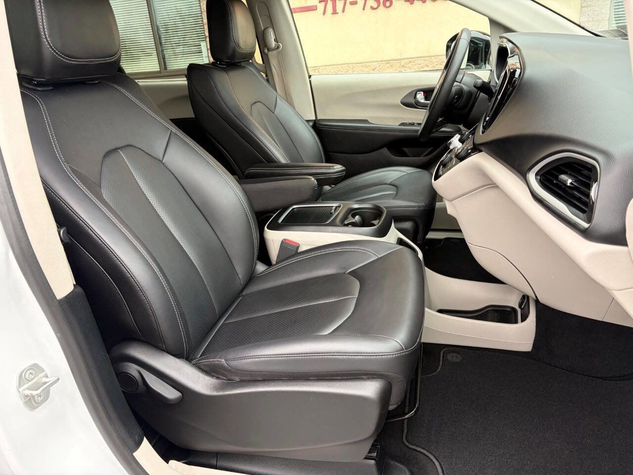 Used 2024 Chrysler Pacifica Touring-L image 10