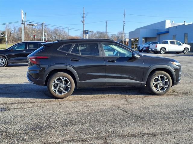 Used 2025 Chevrolet Trax LT w/ LT Convenience Package image 17