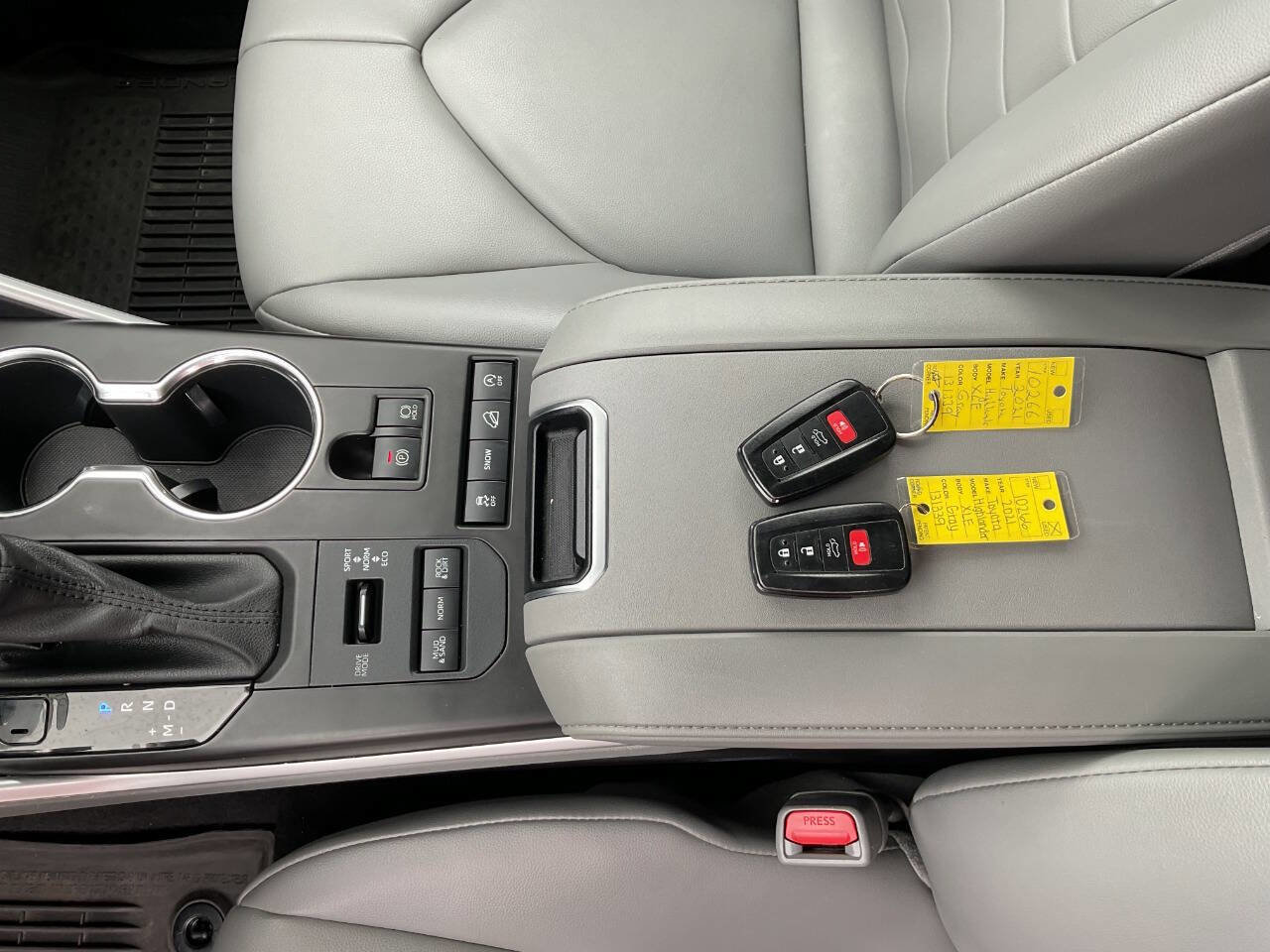 Used 2021 Toyota Highlander XLE AWD/4WD image 32
