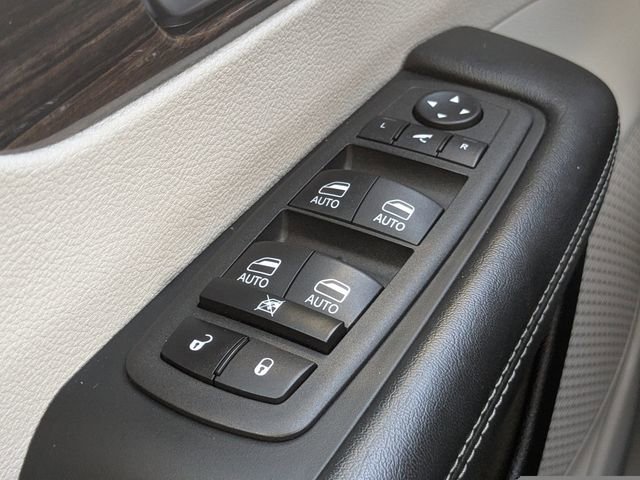 Used 2024 Chrysler Pacifica Limited image 32