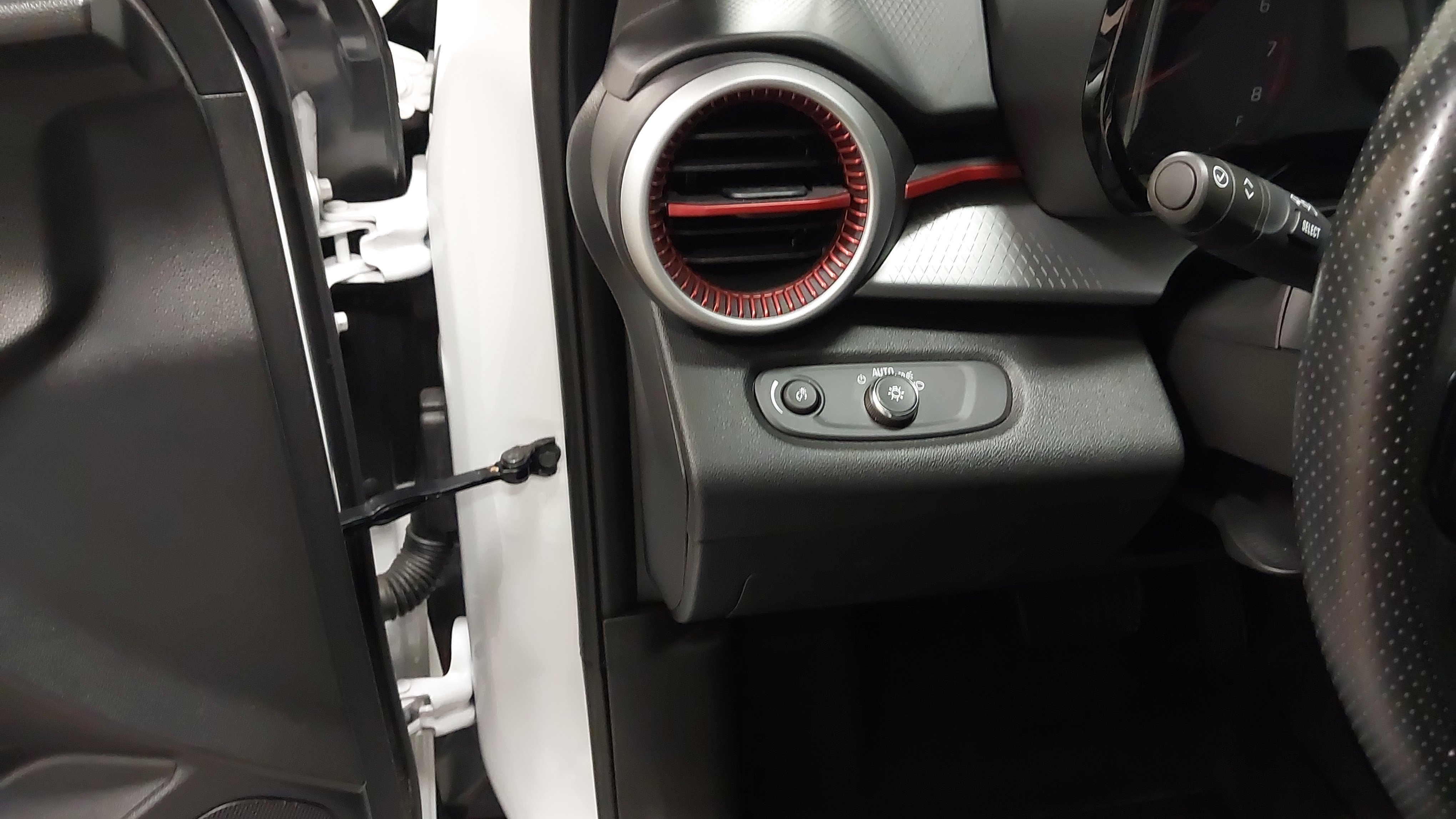 Certified 2024 Chevrolet Trax RS FWD image 23