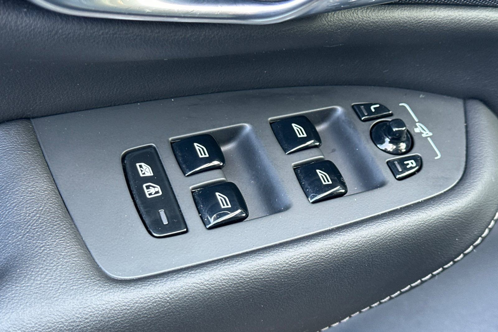 Certified 2023 Volvo XC90 T8 Ultimate image 16