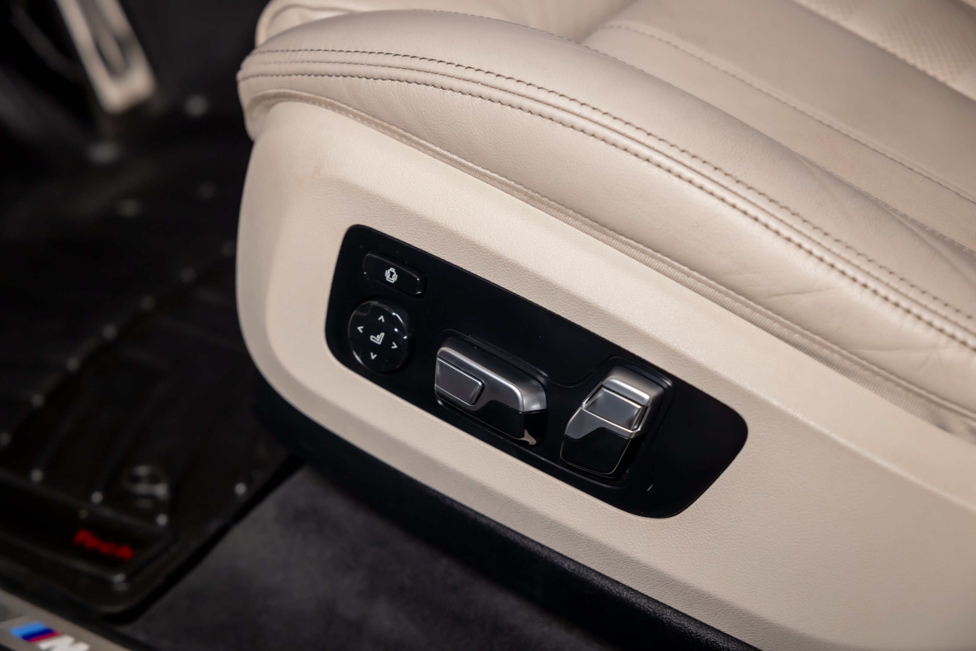 Used 2020 BMW X5 xDrive40i w/ M Sport Package AWD/4WD image 14