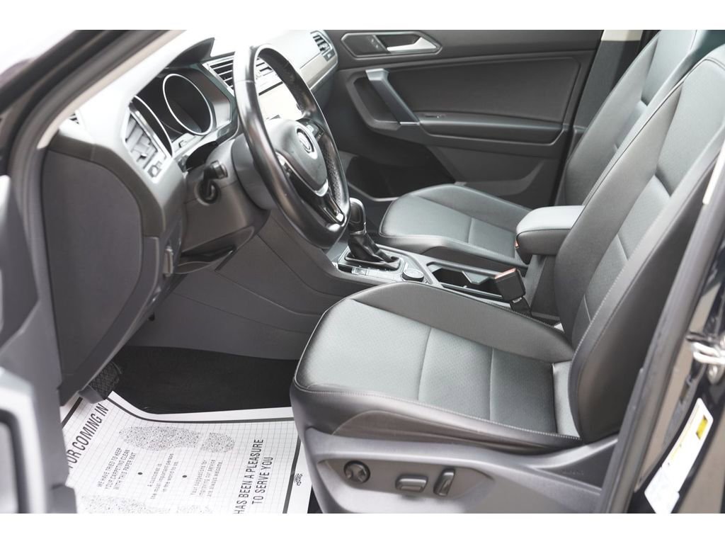 Used 2018 Volkswagen Tiguan SE w/ Panoramic Sunroof Package image 13