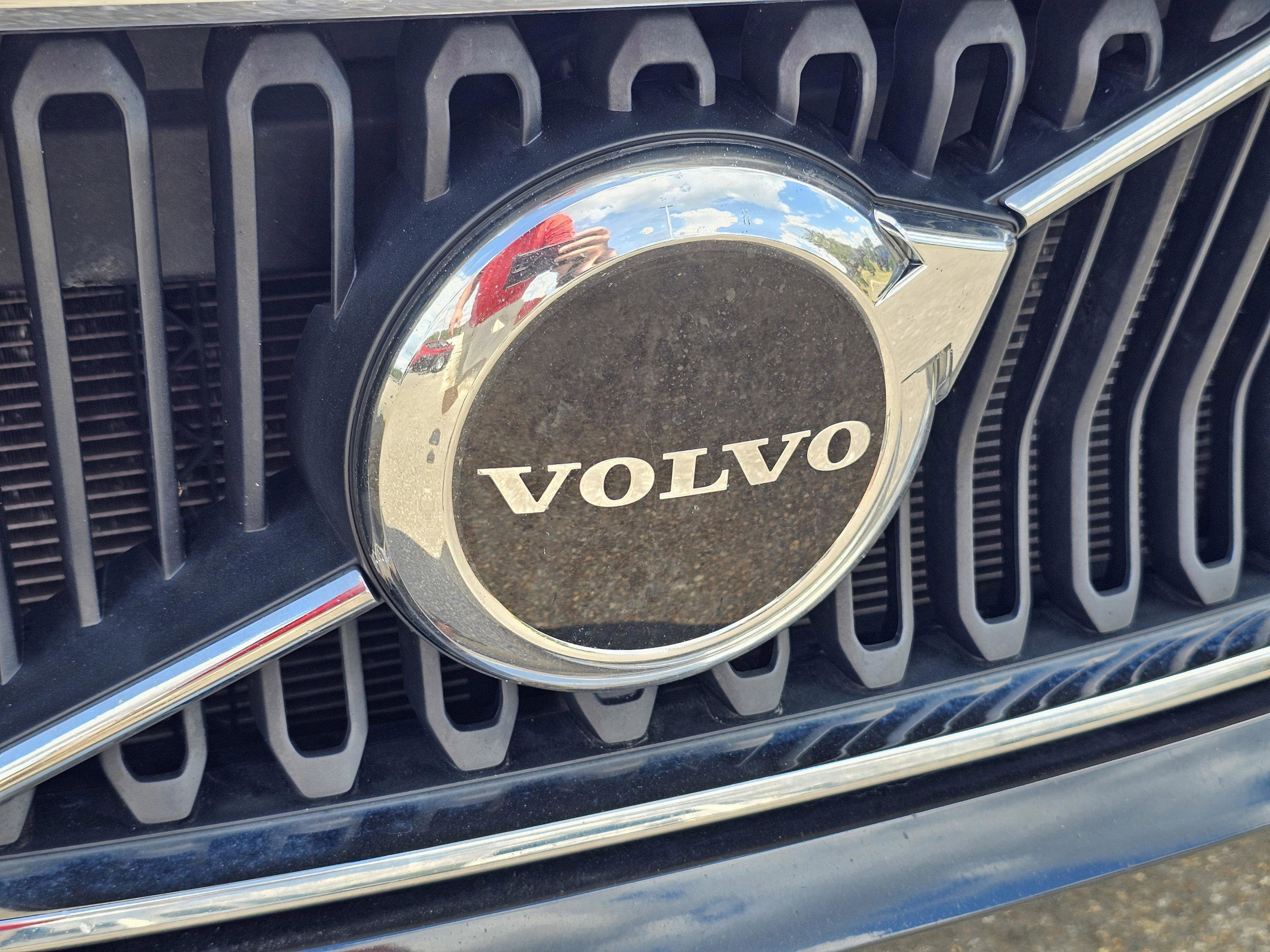 Used 2023 Volvo XC40 B5 Core image 3