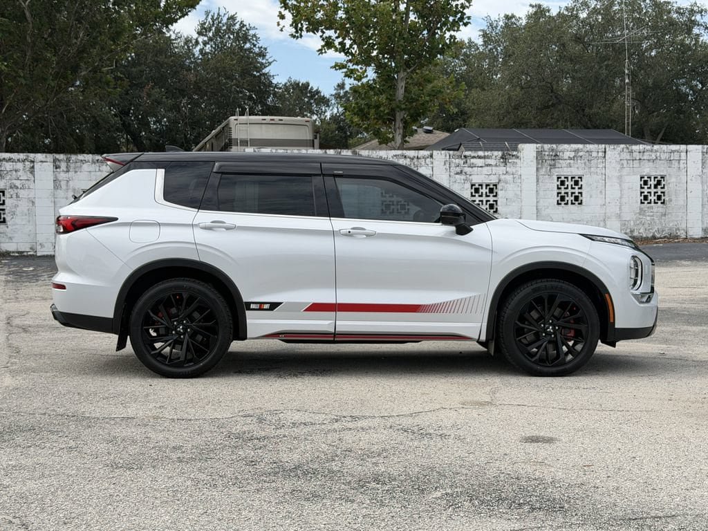 Used 2023 Mitsubishi Outlander SE AWD/4WD image 3