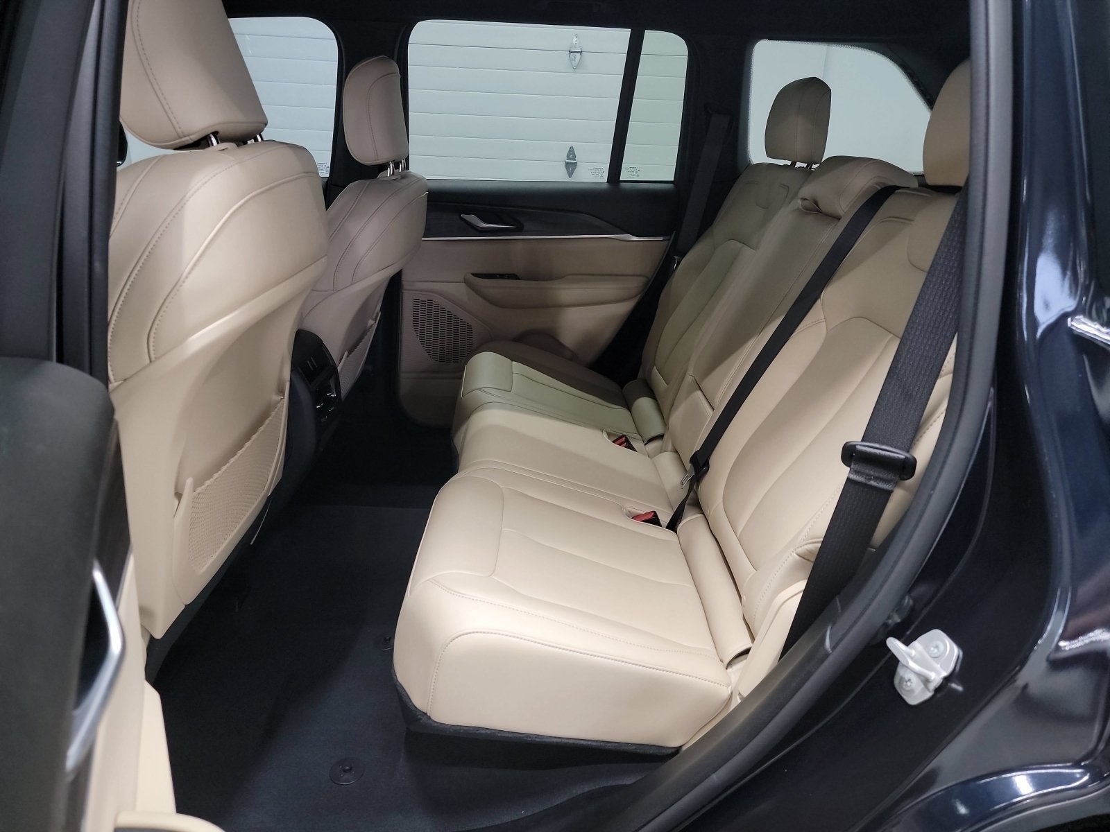 Used 2023 Jeep Grand Cherokee Limited w/ Black Appearance Package AWD/4WD image 27