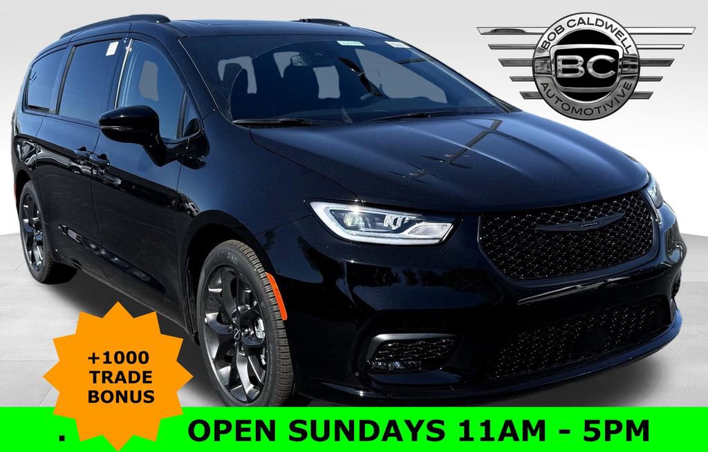 New 2026 Chrysler Pacifica Limited w/ Uconnect Theater Family Group