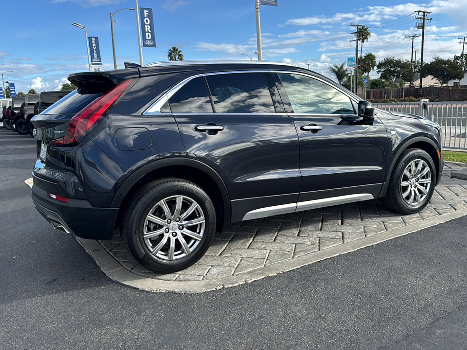 Used 2022 Cadillac XT4 Premium Luxury w/ Enhanced Visibility Package FWD image 2