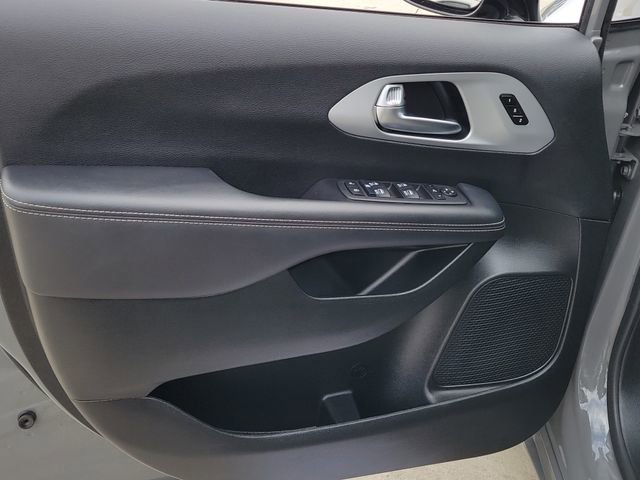 Used 2025 Chrysler Pacifica Limited FWD image 10
