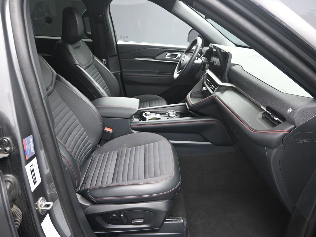 Used 2025 Ford Explorer ST-Line w/ ST-Line Street Pack image 42