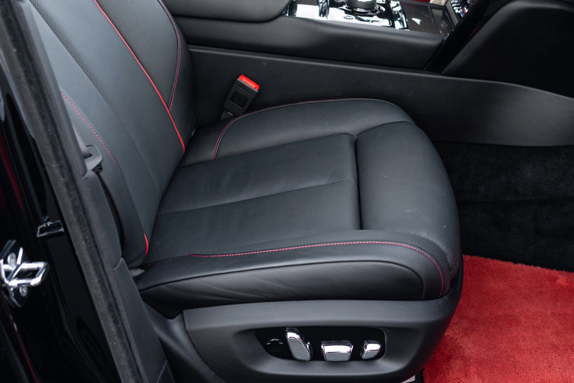 Used 2022 Rolls-Royce Cullinan Black Badge w/ Dark Exterior Package AWD/4WD image 61