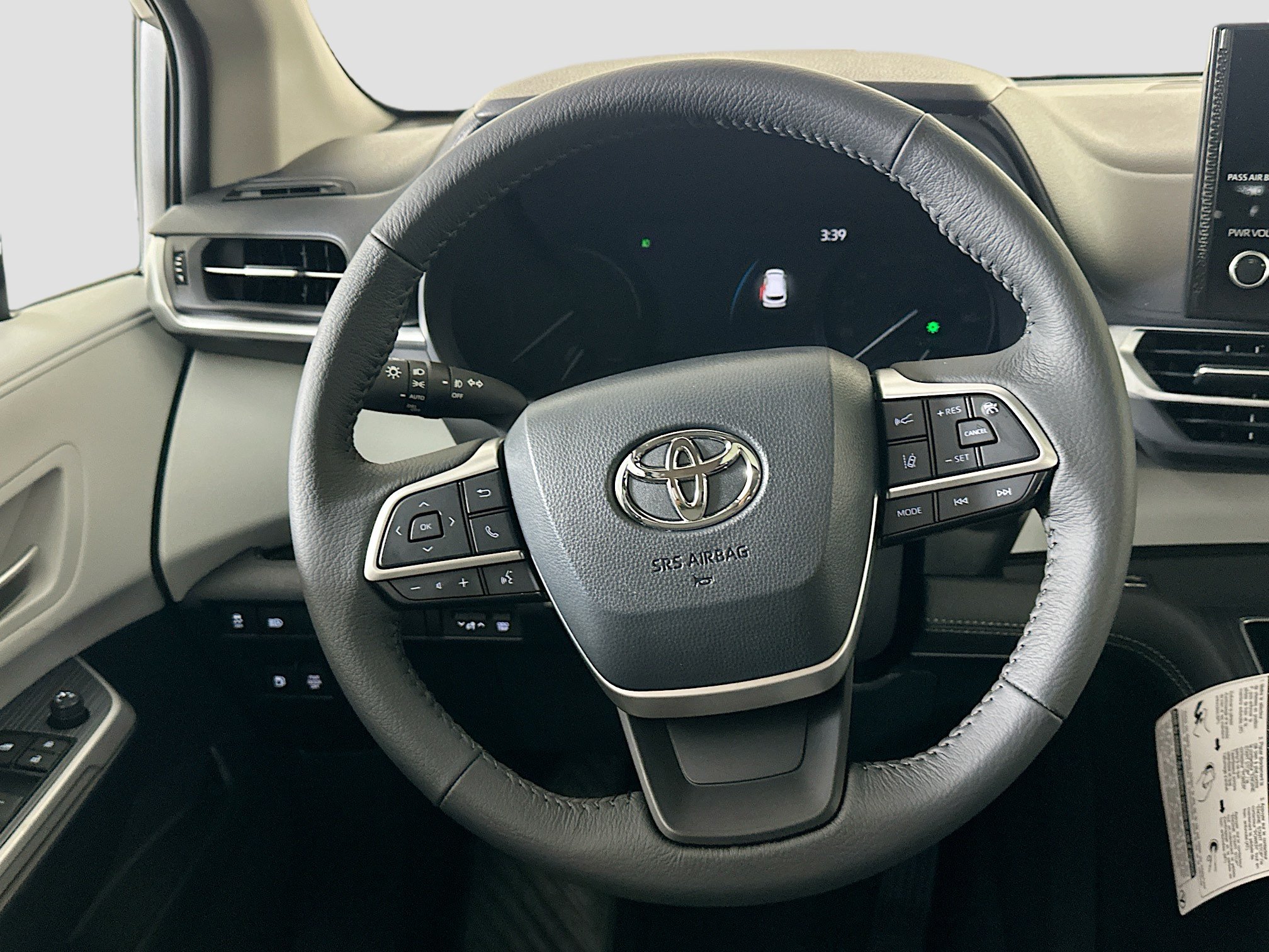 Used 2026 Toyota Sienna XLE FWD image 18