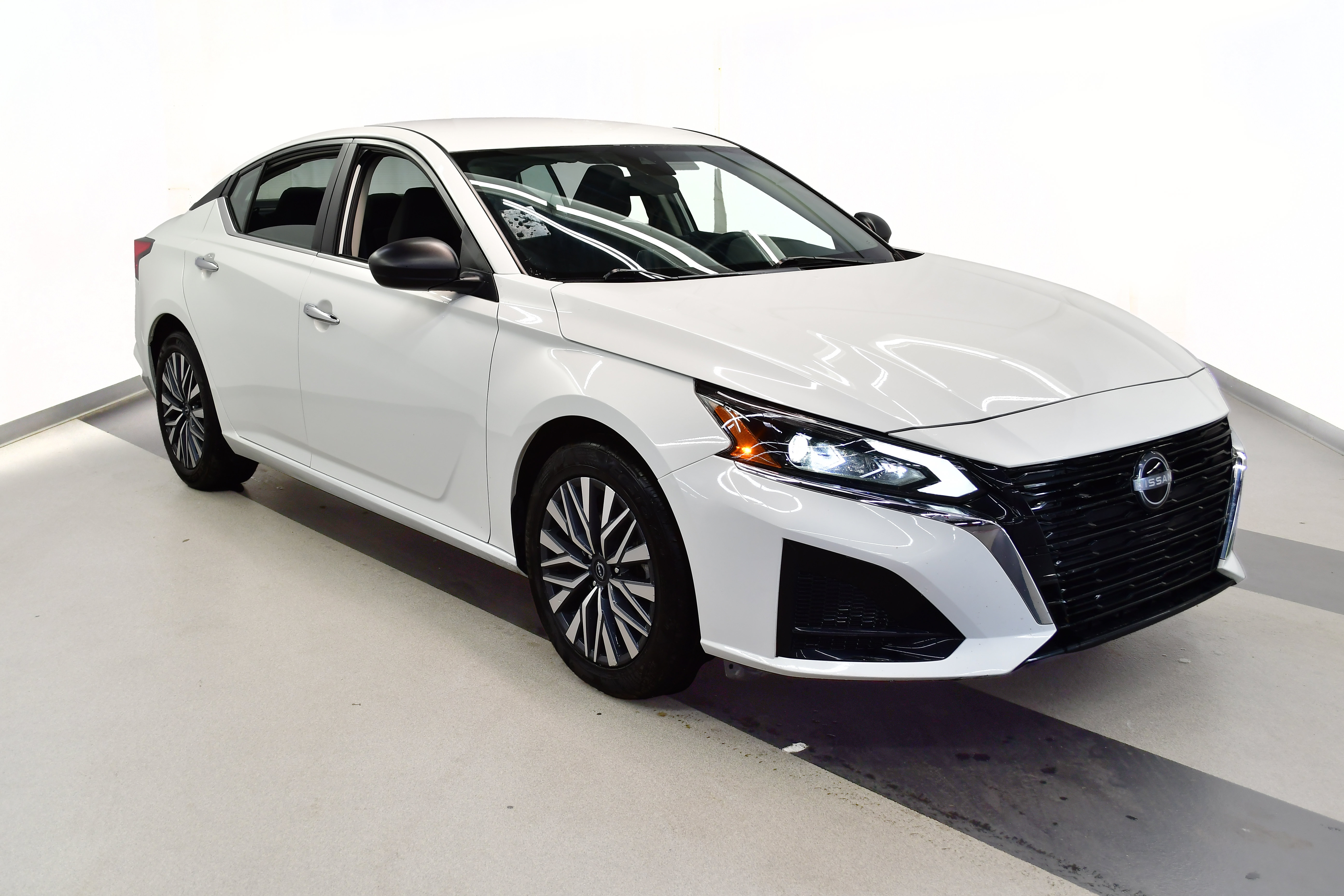 Used 2025 Nissan Altima 2.5 SV FWD image 2