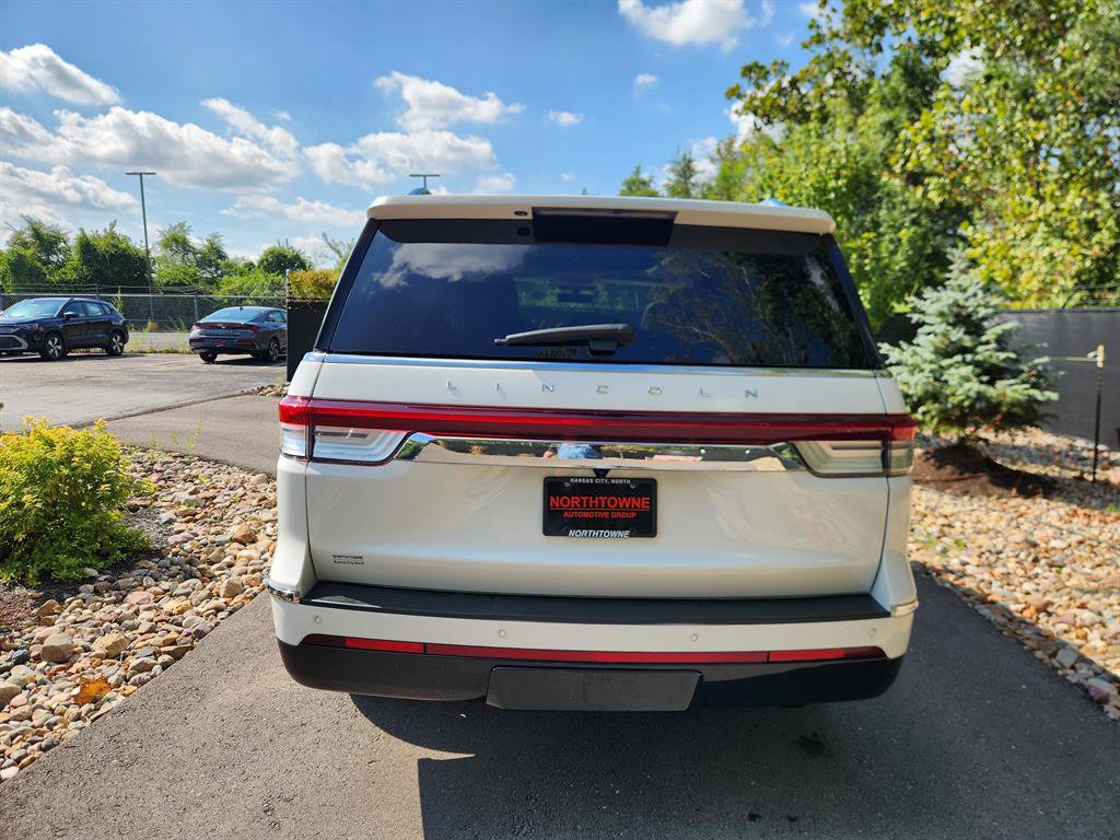 Used 2022 Lincoln Navigator Reserve image 4