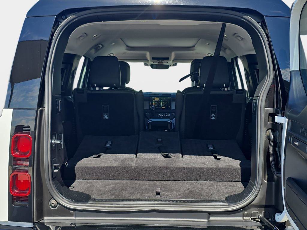 Used 2025 Land Rover Defender 130 X-Dynamic SE image 12