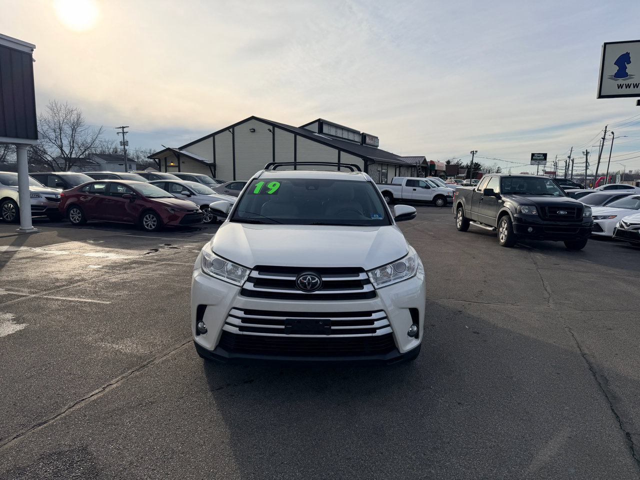 Used 2019 Toyota Highlander XLE image 3