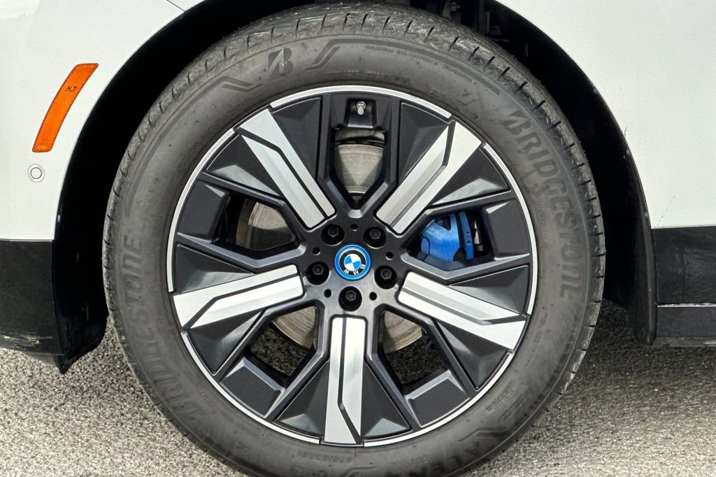 Used 2023 BMW iX xDrive50 w/ Sport Package image 32