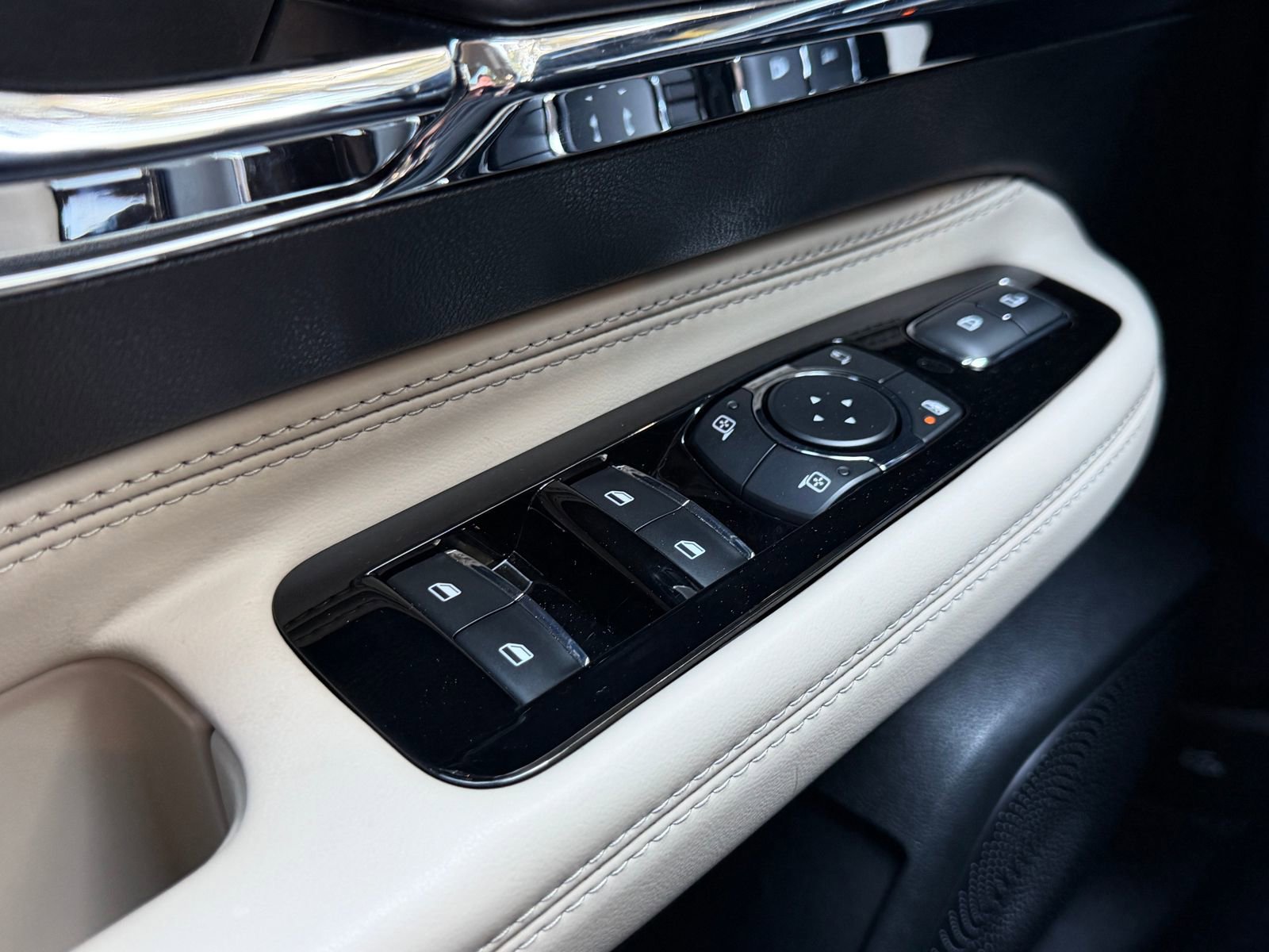 Used 2025 Lincoln Corsair Reserve image 23