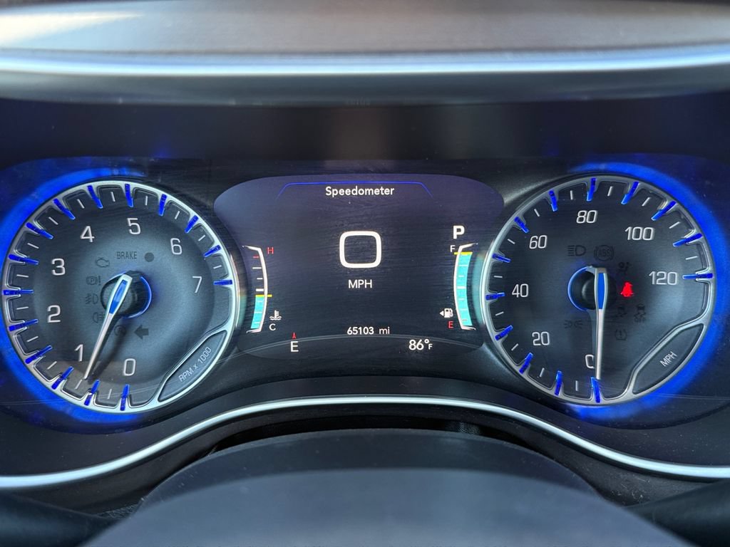 Used 2018 Chrysler Pacifica Limited w/ Tire & Wheel Group FWD image 13