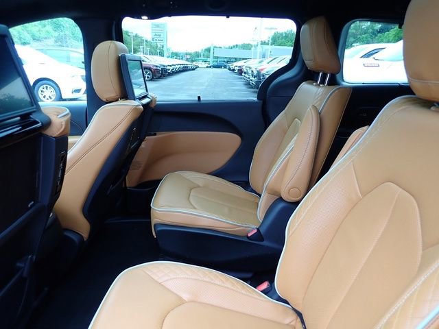 Used 2023 Chrysler Pacifica Pinnacle FWD image 15