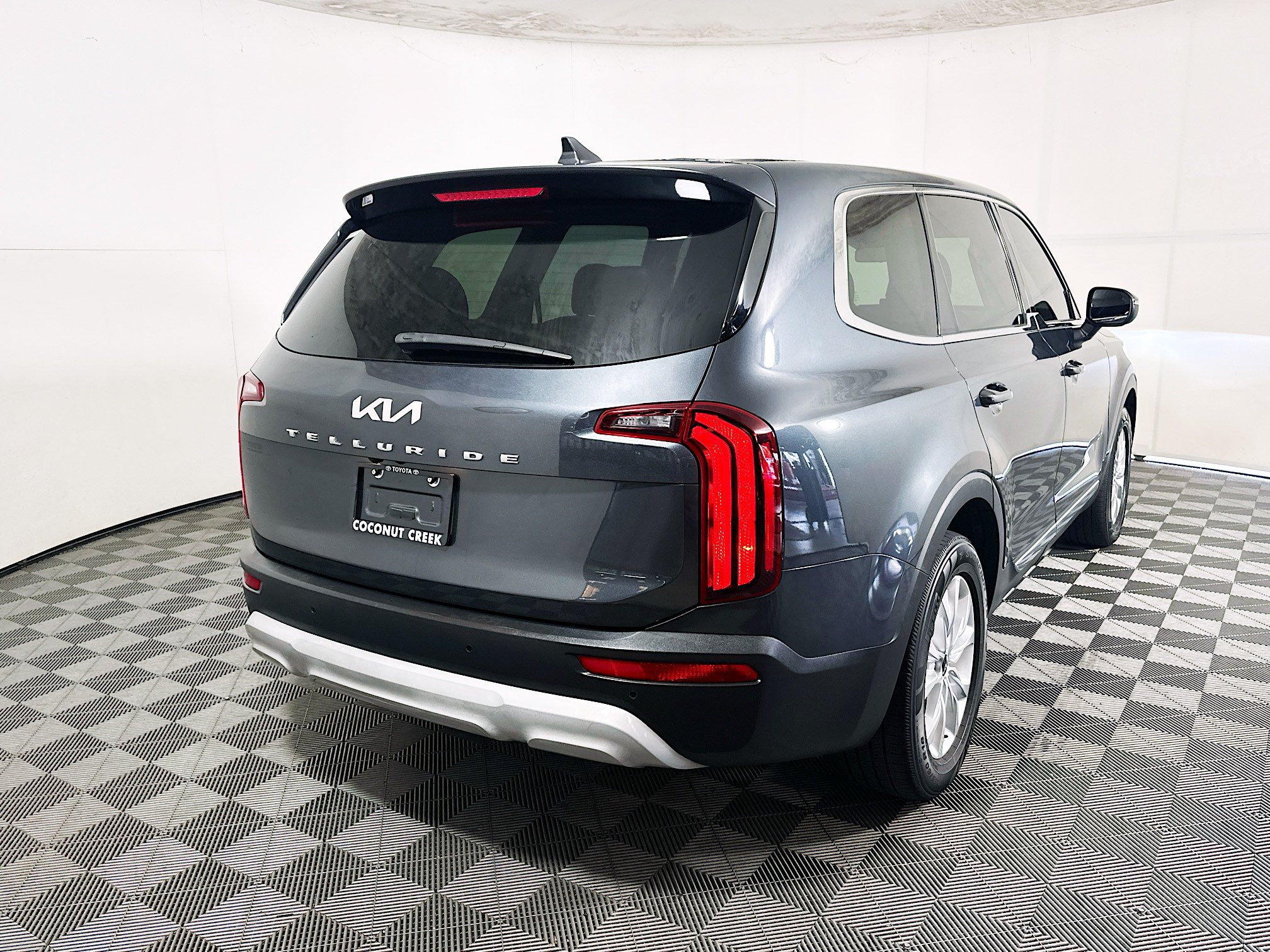 Used 2022 Kia Telluride LX FWD image 3