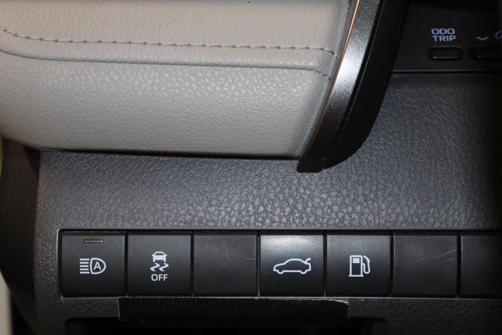 Used 2018 Toyota Camry XSE image 26