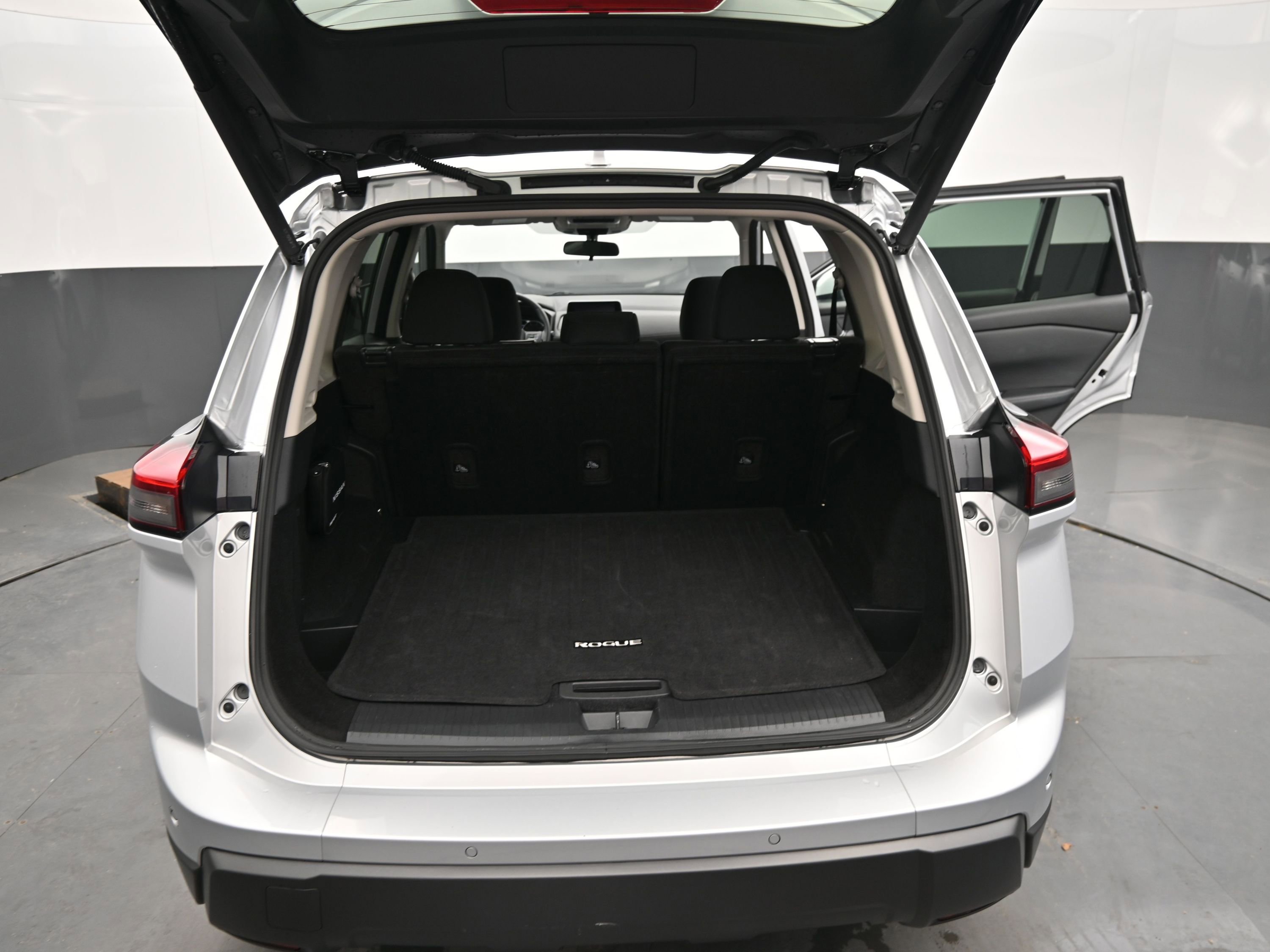 Used 2025 Nissan Rogue SV image 14