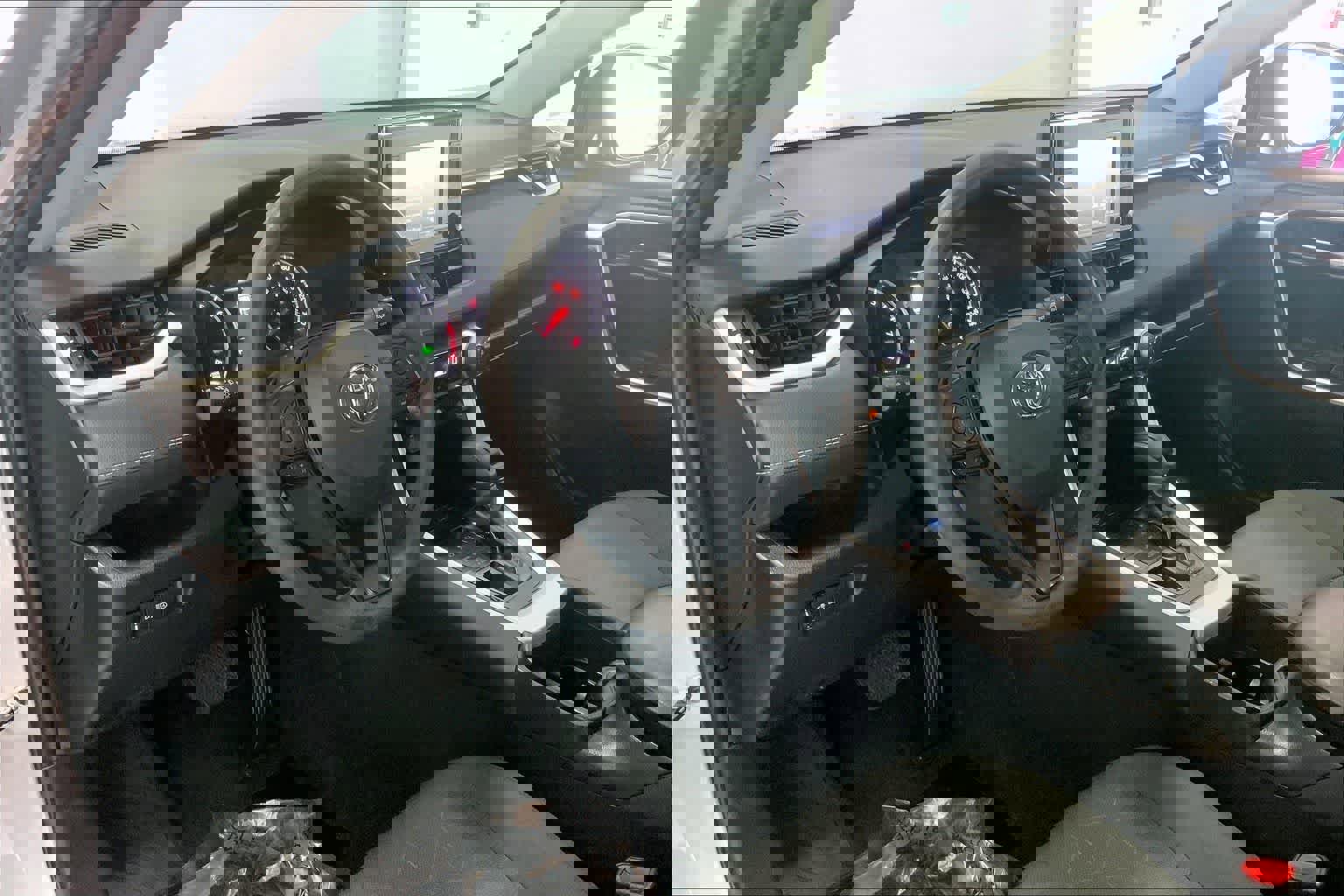 Used 2022 Toyota RAV4 XLE image 2