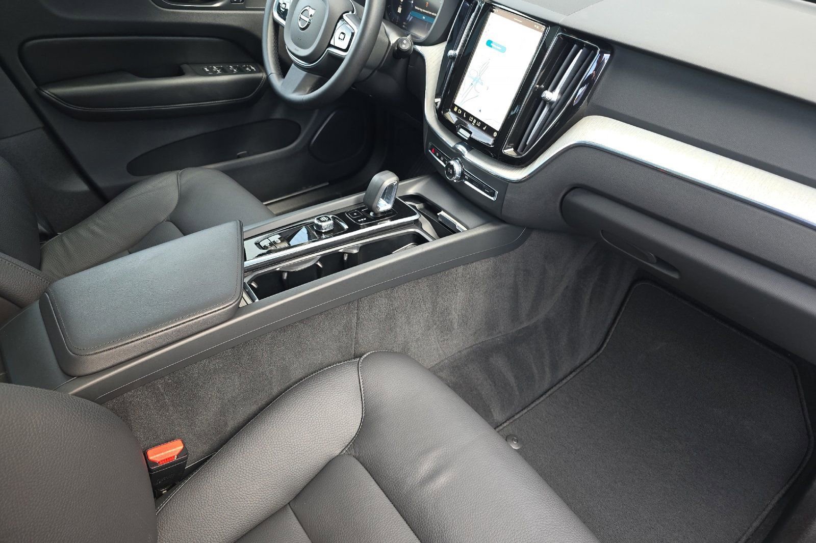 Used 2025 Volvo XC60 B5 Plus image 16