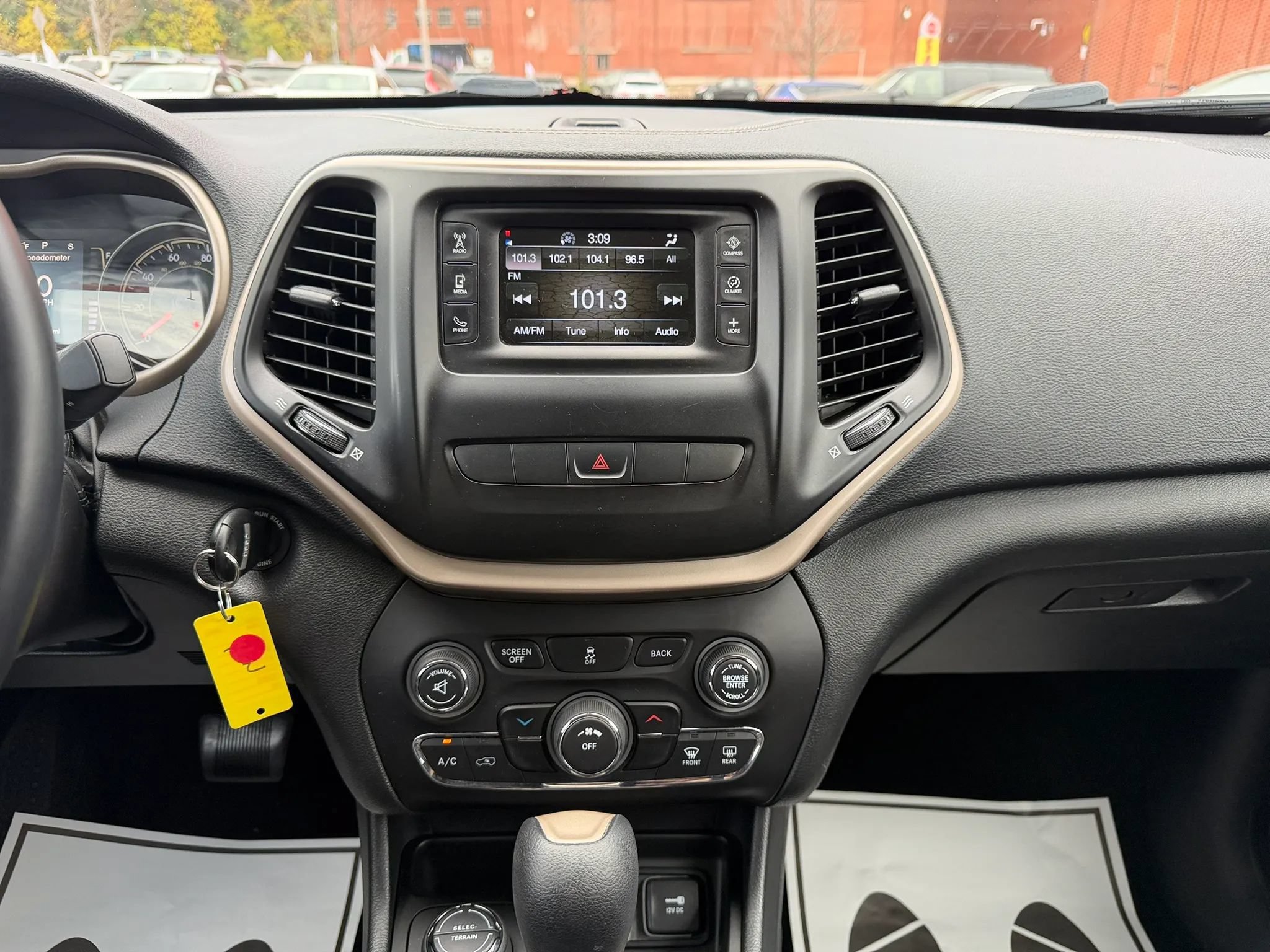 Used 2014 Jeep Cherokee Latitude AWD/4WD image 11