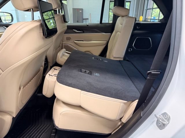 Used 2023 Jeep Grand Cherokee Limited w/ Rear Seat Video Group I AWD/4WD image 15