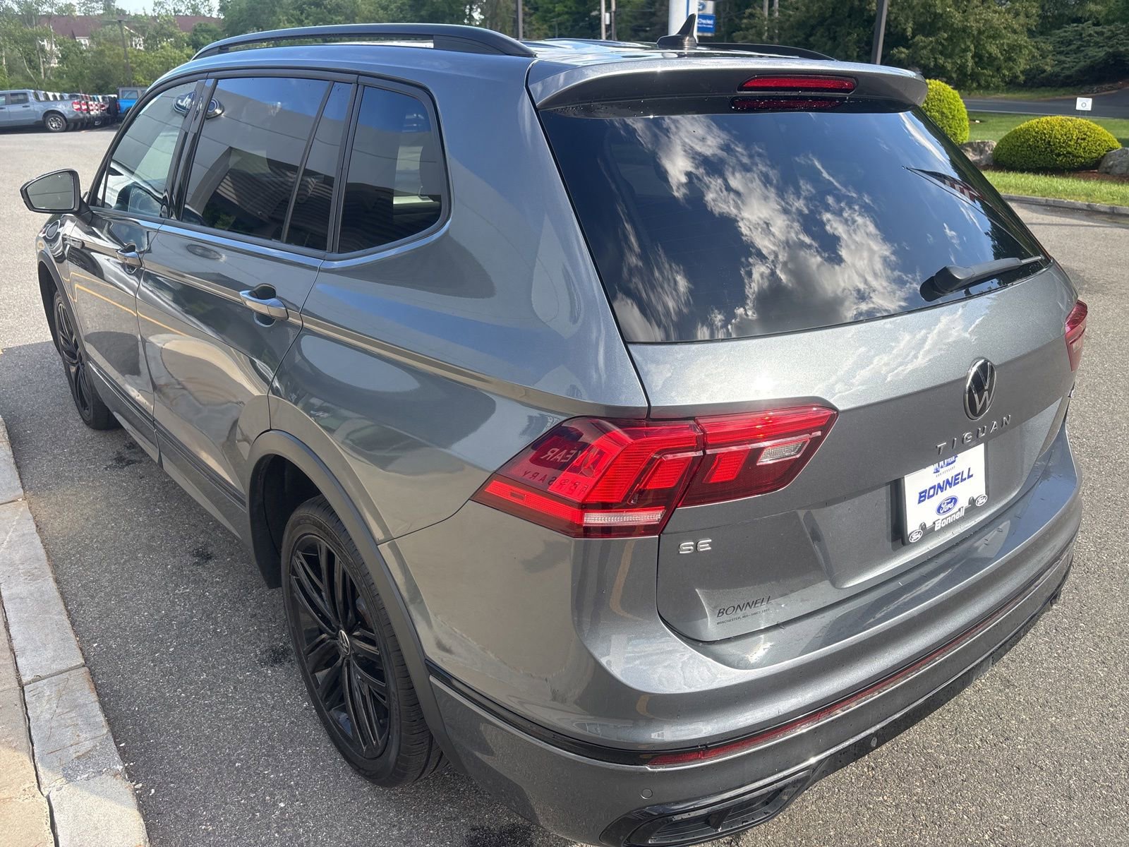 Used 2022 Volkswagen Tiguan SE R-Line AWD/4WD image 5