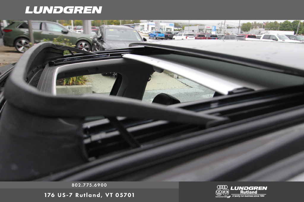 Used 2025 Volkswagen Jetta SE FWD image 2