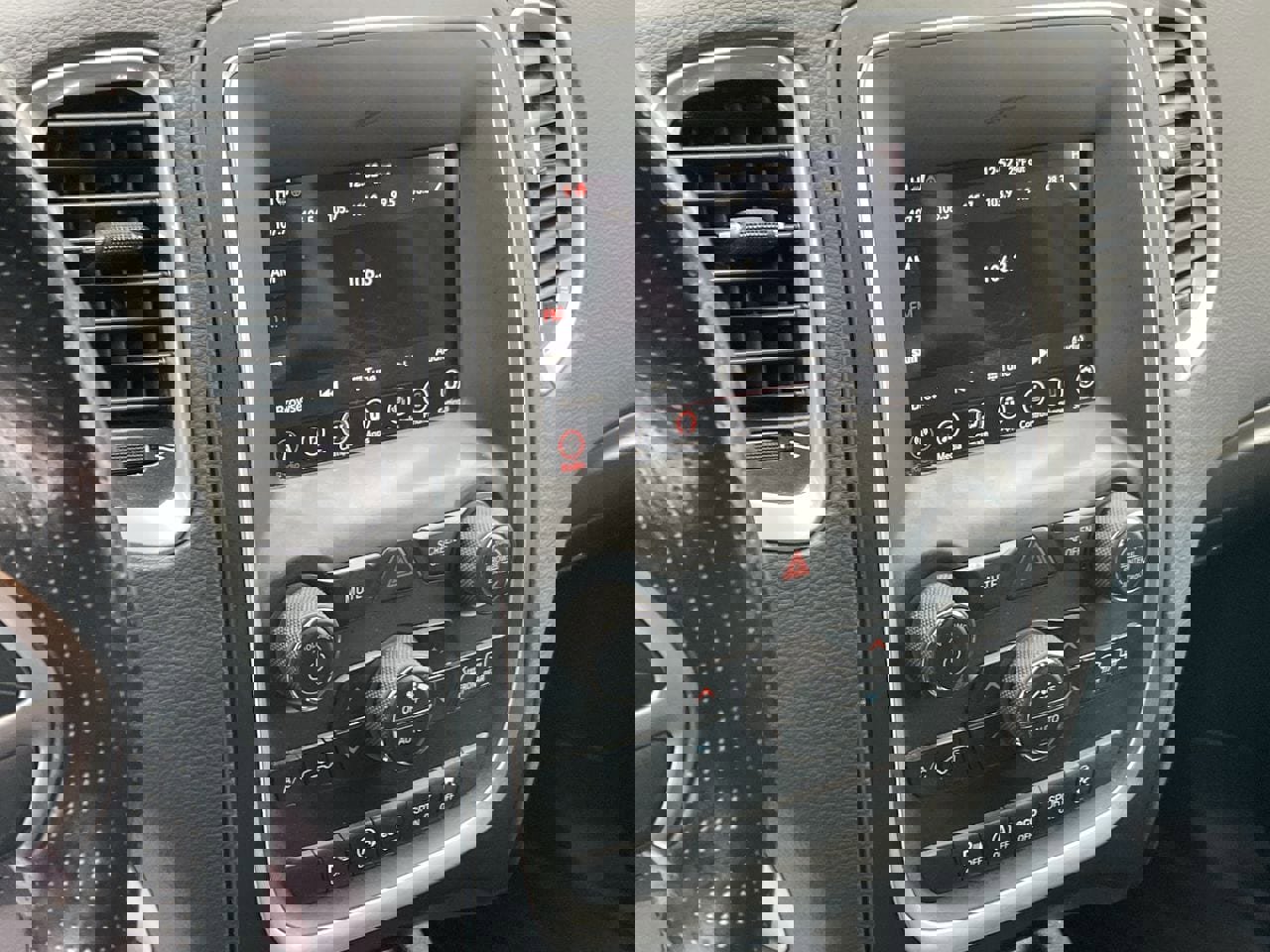 Used 2020 Dodge Durango SXT AWD/4WD image 32