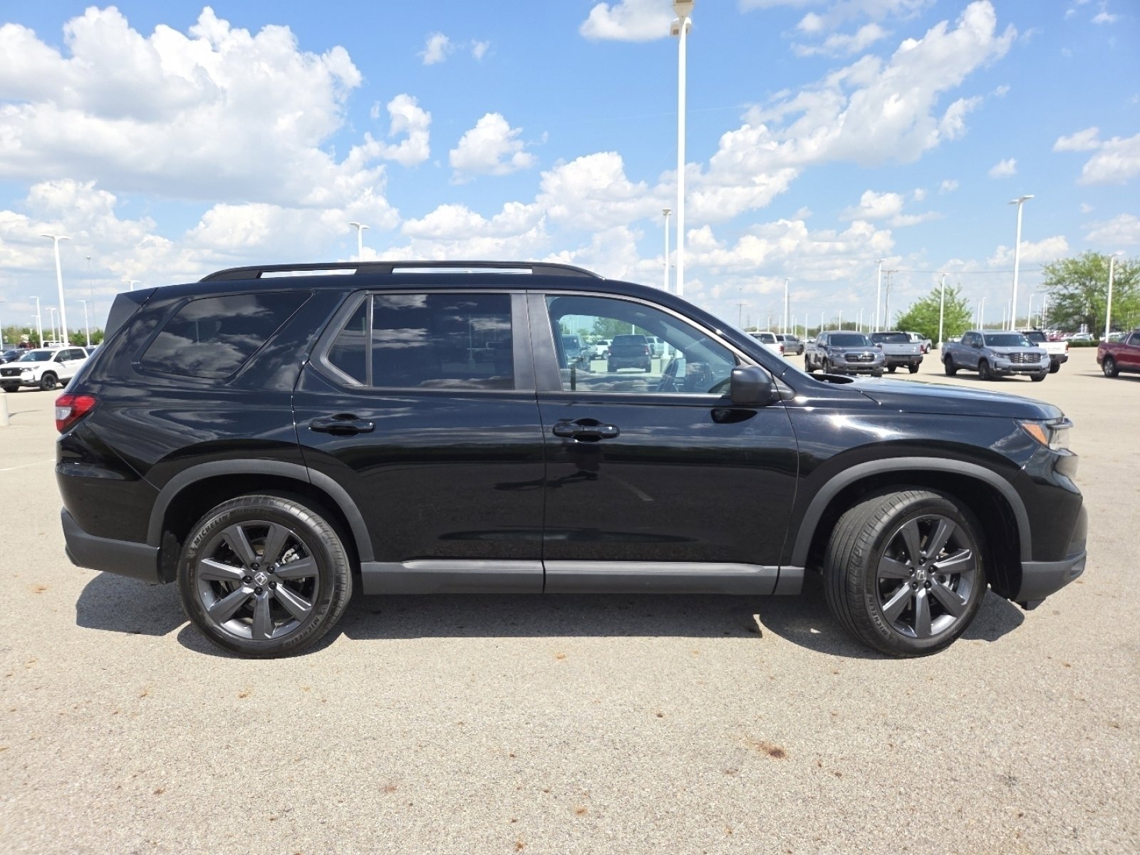 Used 2025 Honda Pilot Sport image 18