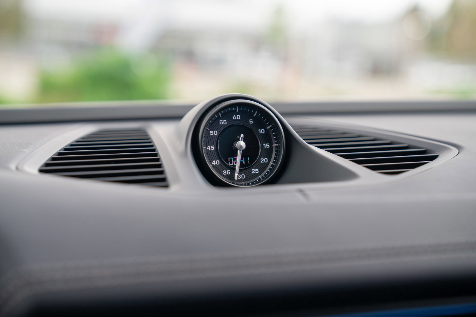 Certified 2025 Porsche Macan Turbo Electric AWD/4WD image 17