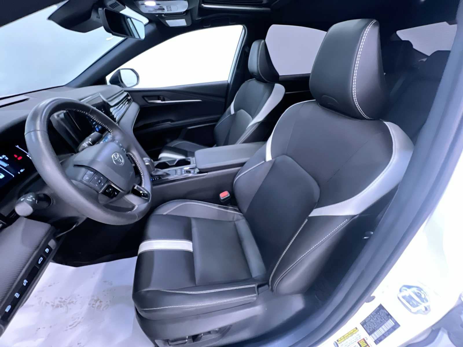 Used 2025 Toyota Camry SE w/ Convenience Package FWD image 14
