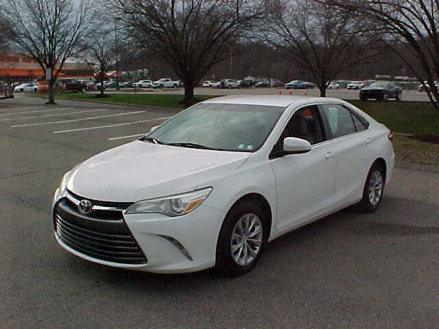 Used 2016 Toyota Camry LE image 3