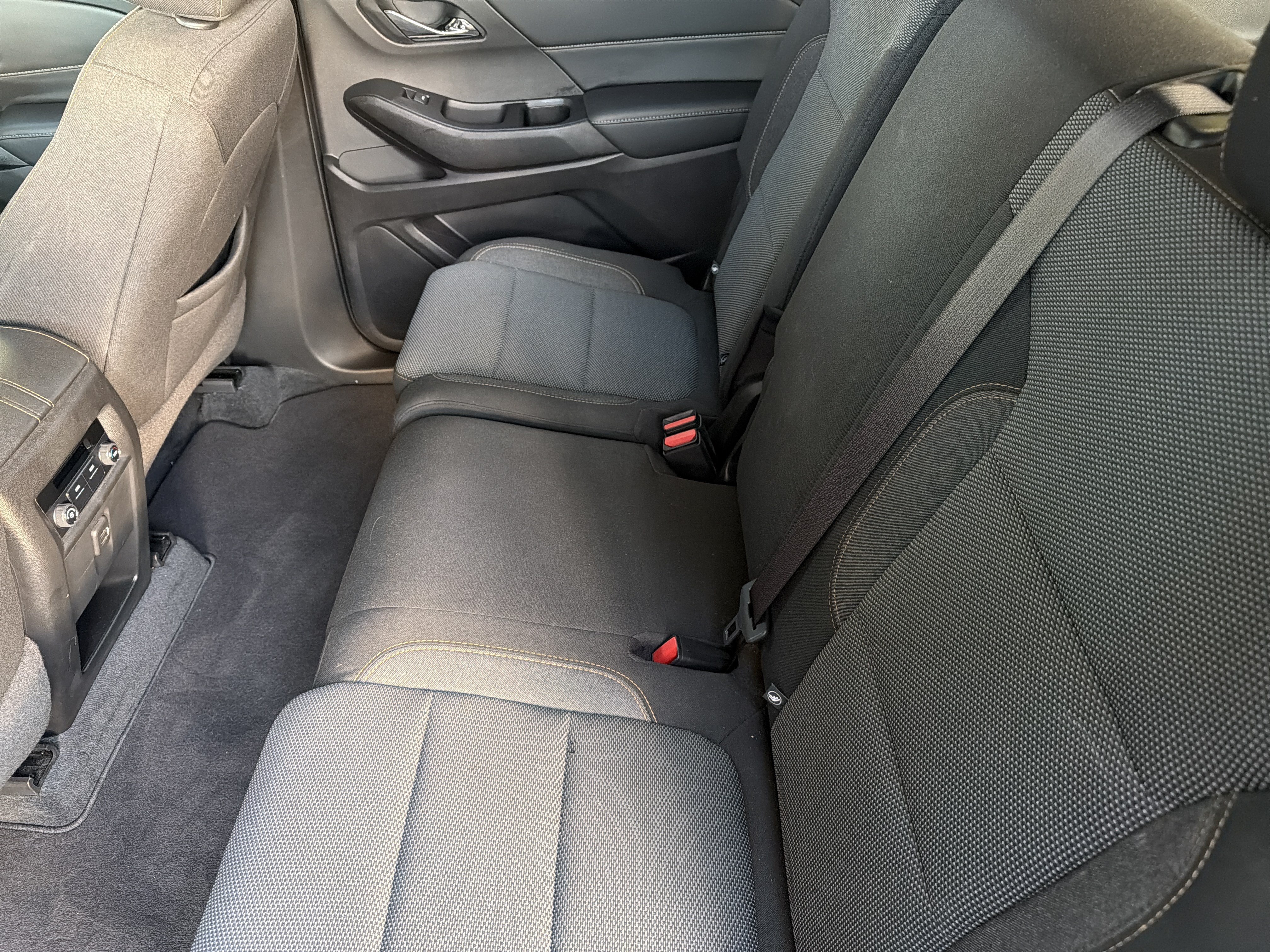 Used 2021 Chevrolet Traverse LS FWD image 30
