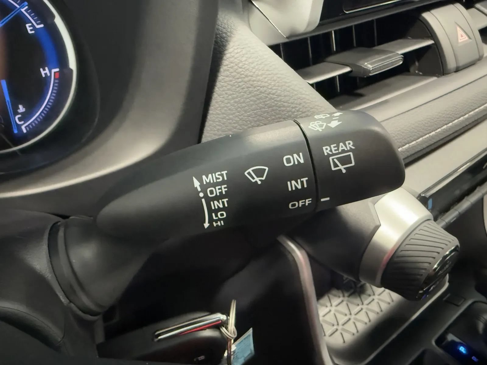 Used 2025 Toyota RAV4 LE AWD/4WD image 31