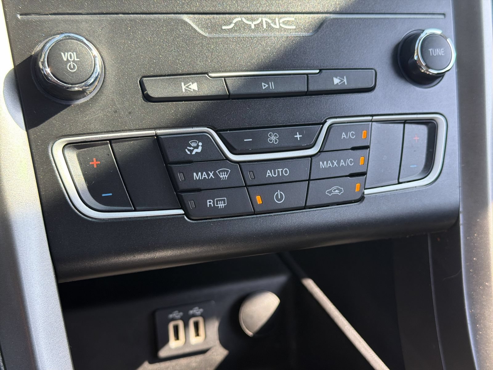 Used 2020 Ford Fusion SE FWD image 28