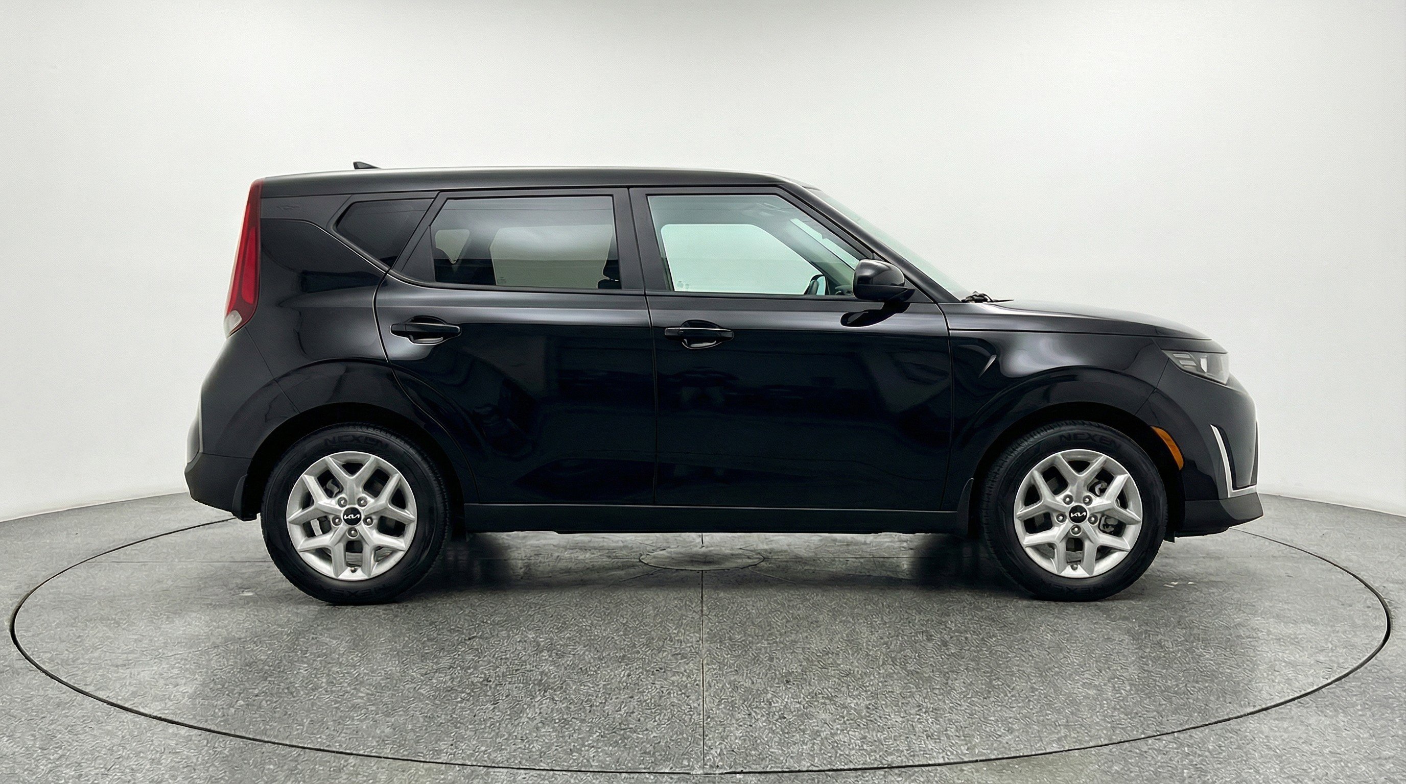 Used 2025 Kia Soul LX w/ LX Technology Package FWD image 11