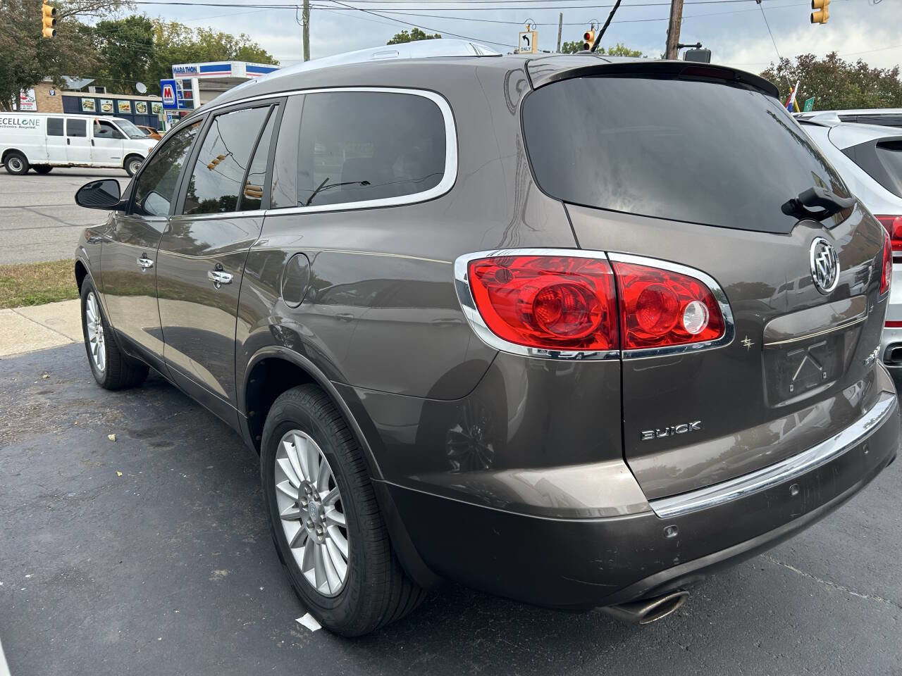 Used 2010 Buick Enclave CXL image 3