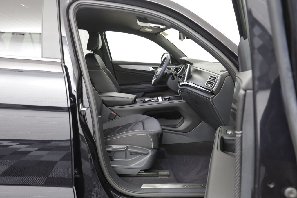 Certified 2024 Volkswagen Atlas Cross Sport SE AWD/4WD image 17
