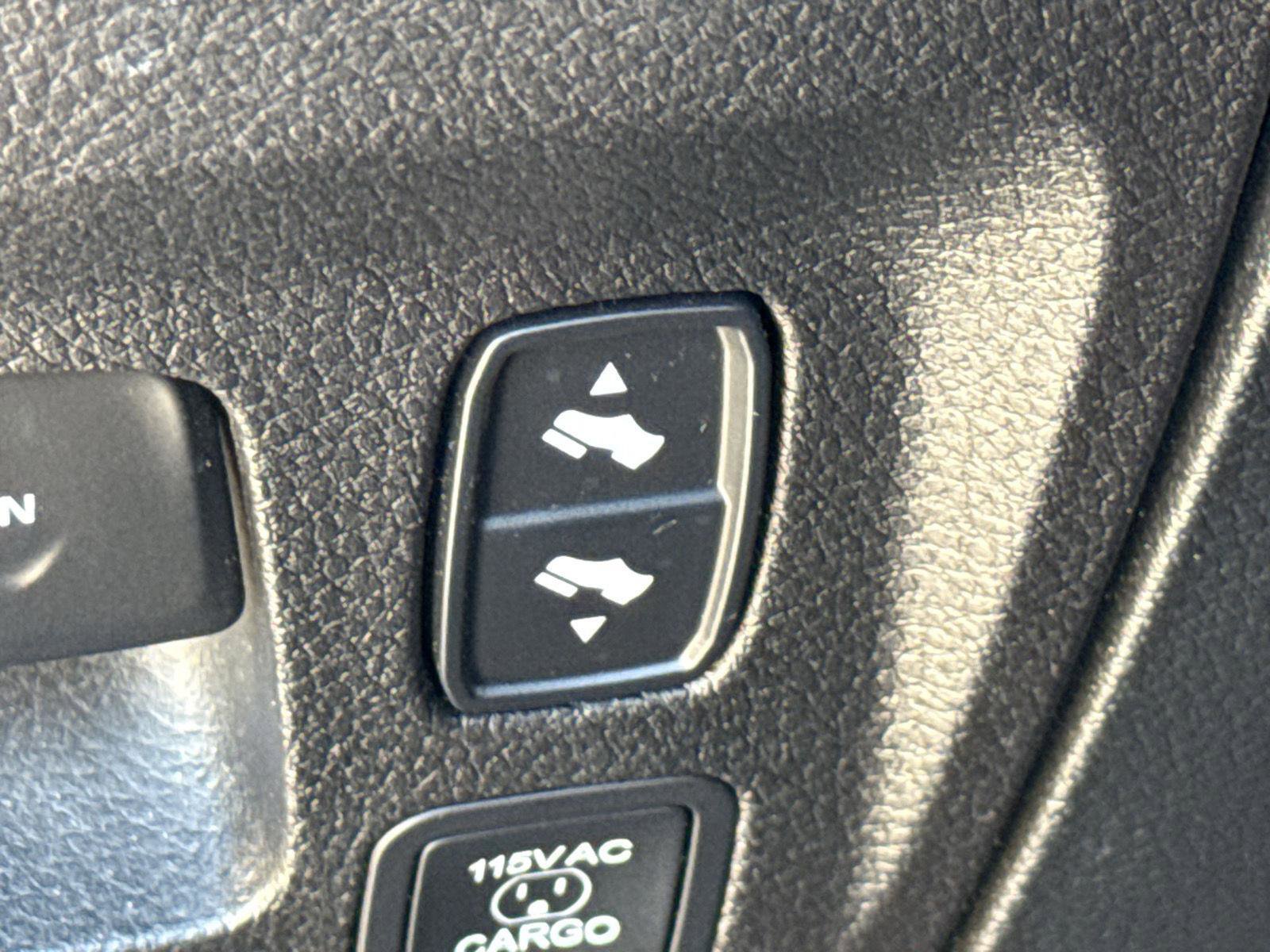 Used 2020 RAM 1500 Limited w/ Black Appearance Package AWD/4WD image 19