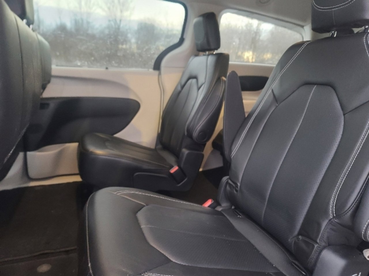 Used 2023 Chrysler Pacifica Touring-L image 7