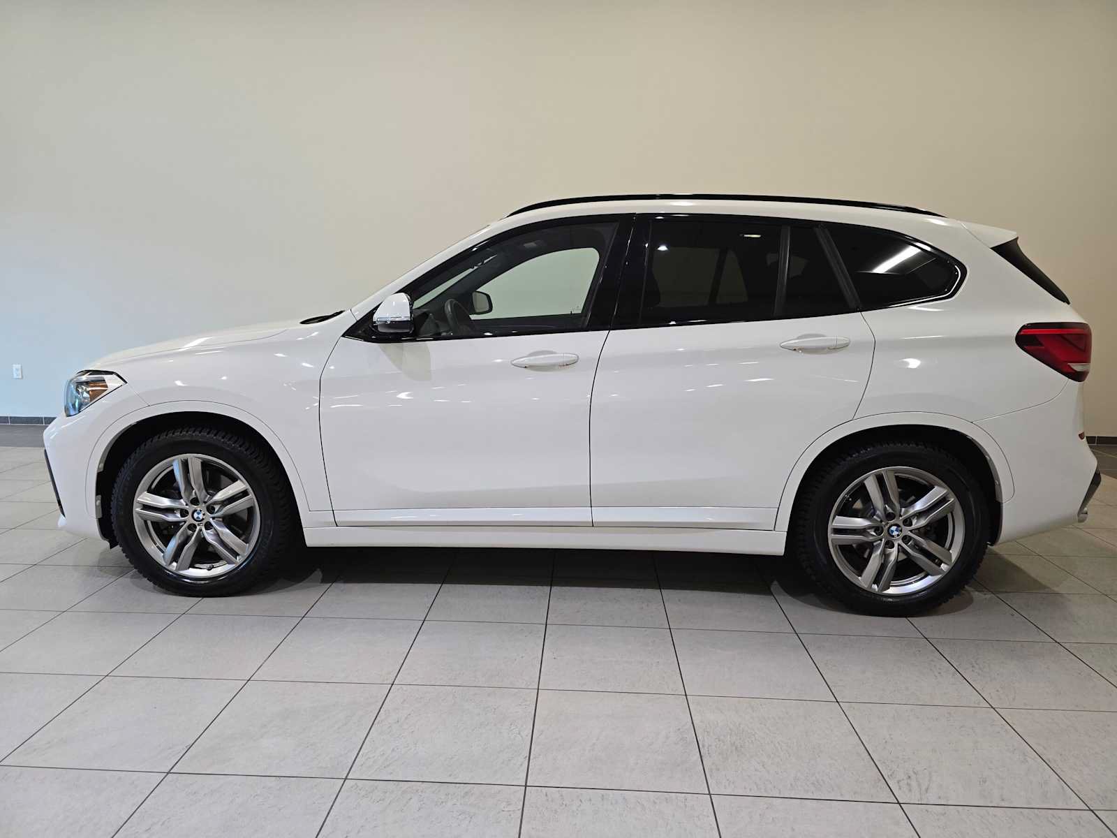 Used 2022 BMW X1 xDrive28i w/ M Sport Package AWD/4WD image 3
